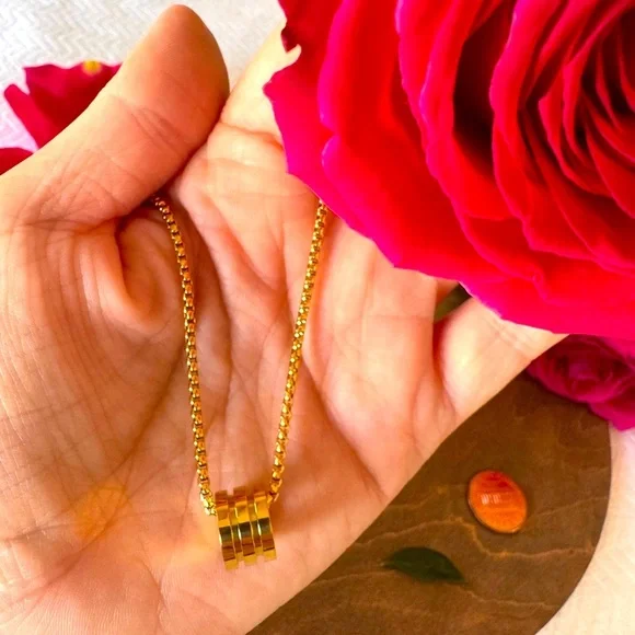 Gold Necklace with Timeless Elegance - Picture 4 of 6